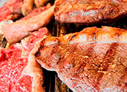 Carne e linguiça na churrasqueira - Buffet de churrasco Rei dos Eventos