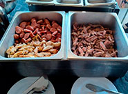 Réchauds com carnes variadas em buffet de churrasco - Rei dos Eventos