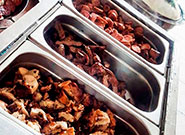 Réchauds com linguiça, frango e carne em buffet de churrasco - Rei dos Eventos