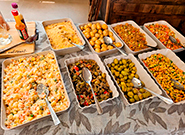 Buffet com saladas, maionese, azeitonas, batatas e legumes - Rei dos Eventos