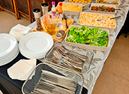 Variedade de guarnições e pratos frios em mesa de buffet - Rei dos Eventos