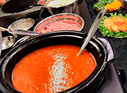 Buffet com saladas, molhos, pratos frios e serviço de mesa - Rei dos Eventos