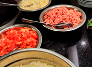 Mesa com pratos, molhos, talheres e itens de apoio ao buffet - Rei dos Eventos