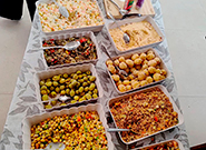 Buffet com panelas de sopa, saladas e acompanhamentos - Rei dos Eventos