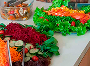 Buffet com arroz, couve e farofa em recipientes de barro – Rei dos Eventos