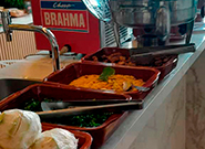 Mesa com ingredientes e acompanhamentos da feijoada – Rei dos Eventos