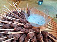 Kafta grelhada no palito com molho - Buffet Árabe SP
