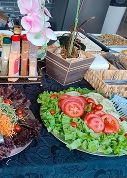 Acompanhamentos e saladas frescas do Buffet Espetinho Master