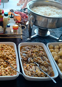 Saladas frescas e farofa no Buffet de Churrasco Ouro para eventos