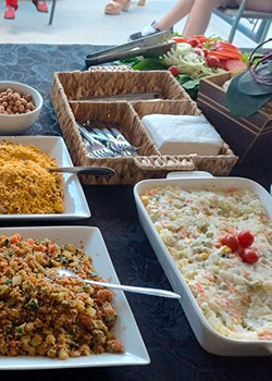 Pratos variados do Buffet Churrasco Padrão com farofa e salada de maionese