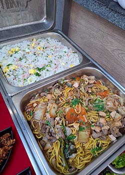 Yakisoba e arroz oriental no Buffet Japonês