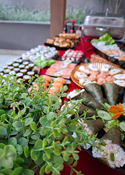 Buffet Japonês com temakis, sushis e sashimis