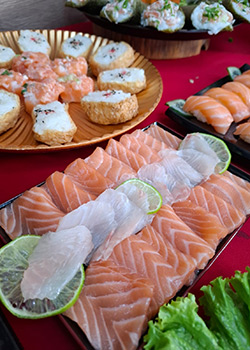 Sashimi de salmão e peixe branco no Buffet Japonês