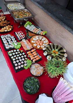 Buffet completo com variedades de sushi para festa