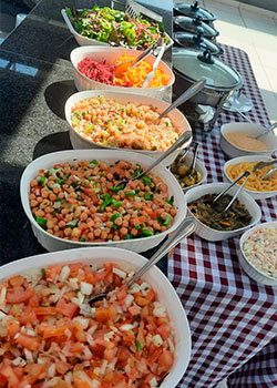 Buffet Churrasco Padrão com variedade de saladas e guarnições para eventos
