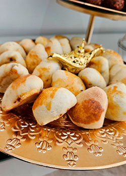 Mini salgados e canapés do Buffet Coquetel servidos em bandeja dourada