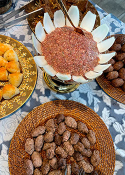 Buffet Coquetel completo com petiscos, quibes e carne crua para eventos