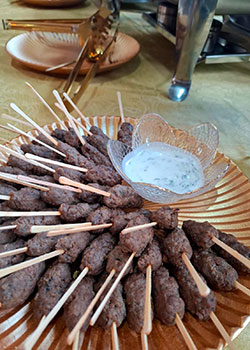 Buffet Coquetel com espetinhos e molho especial para eventos corporativos em SP