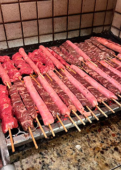 Buffet de espetinho com serviço completo e churrasqueiro para eventos em SP