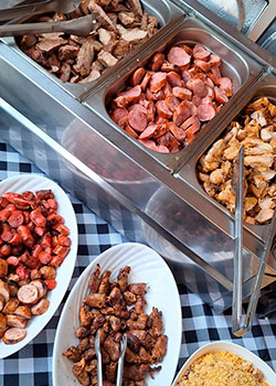 Espetinhos variados de carne, frango, linguiça e coração