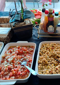 Buffet de saladas para eventos com espetinho Master
