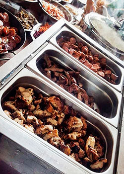 Carnes assadas e servidas no Buffet de Churrasco Prata para eventos em domicílio