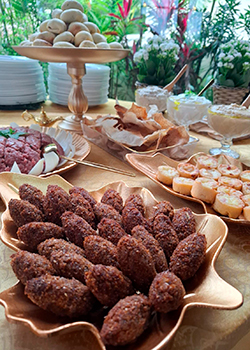 Buffet árabe decorado com pratos tradicionais como kibe e homus