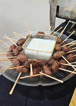 Kibe no palito servido com molho no Buffet de Comida de Boteco