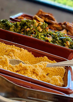 Farofa, torresmo e couve para Evento com Feijoada