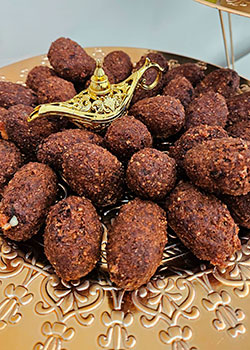 Kibe frito servido com decoração árabe tradicional