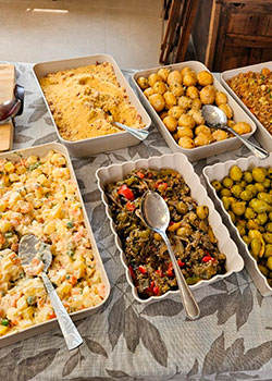 Maionese, farofa, batatas e antepastos no Buffet Churrasco Padrão em SP