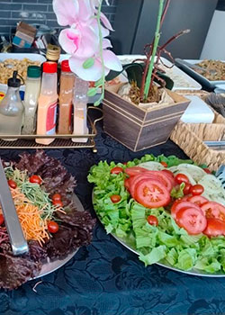 Mesa de saladas e molhos para acompanhar a feijoada