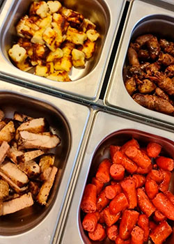 Mesa com espetinhos e guarnições em evento de churrasco em São Paulo