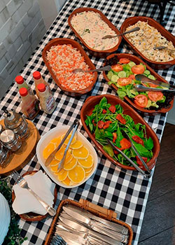 Saladas variadas no Buffet de Feijoada em Domicílio