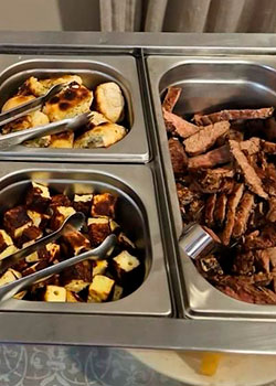 Queijo coalho, pão de alho e carnes no Buffet Espetinho Master para eventos em São Paulo