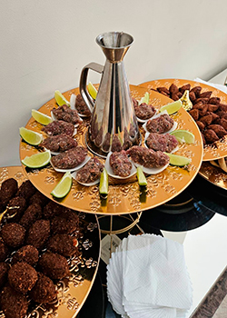 Quibe com limão e esfiha do buffet para festa infantil