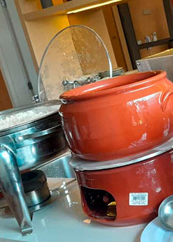 Feijoada servida em rechaud com arroz