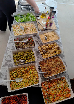 Saladas, azeitonas e acompanhamentos variados do buffet de churrasco