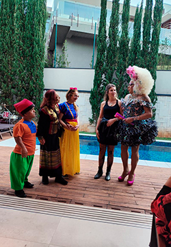 Animação surpresa com drag queen e anão