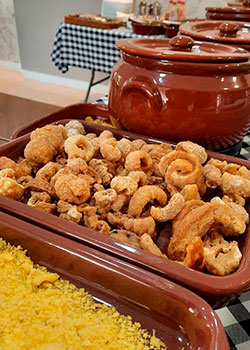 Torresmo crocante no Buffet de Feijoada